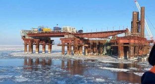 На строительстве климовского моста упал кран в Волгу. Есть погибшие (4 фото + 4 видео)