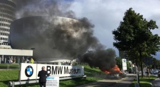 Мужчина сжег BMW напротив главного музея марки (3 фото + 1 видео)