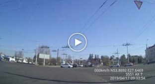 В Минске мотоциклист столкнулся с девушкой на Ситроене