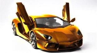 Выставлен на продажу самый дорогой в мире автомобиль, сделанный из золота и бриллиантов (3 фото)