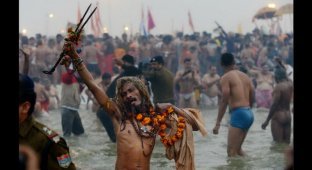 Религиозный фестиваль Кумбха-мела в Индии (21 фото)