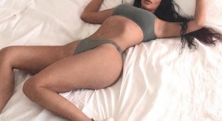 Пользователи затроллили Ким Кардашьян за её нелепую позу на кровати (11 фото)