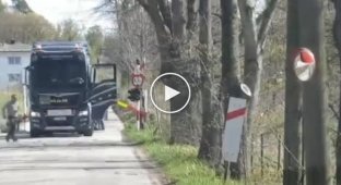 Зрелищное столкновение поезда с грузовиком в Норвегии