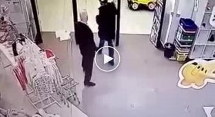 В Москве парень нагло попытался вынести одежду из магазина, а потом избил охранника