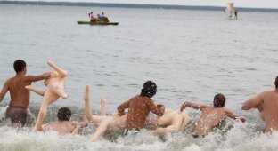 Заплыв на резиновых женщинах в Новосибирске (11 фотографий)