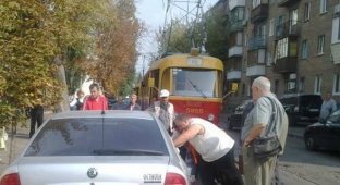 Киевляне устроили самосуд над припаркованными на трамвайных путях авто (4 фото)