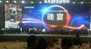 В Китае сотрудники Samsung встали на колени, извиняясь за провал Galaxy Note 7 (фото)