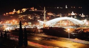 Новый пешеходный мост в Тбилиси (13 фото)