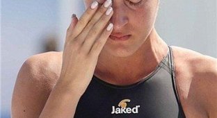 Почему плачет спортсменка? (2 фото)
