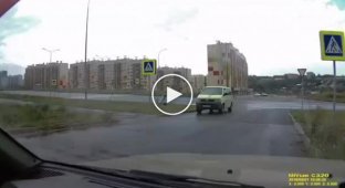 Водитель пнул мобильный радар в Чебоксарах