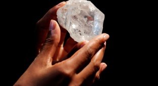 Британский ювелирный дом Graff стал обладателем крупнейшего в мире необработанного алмаза (3 фото)