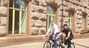 Кличко передал 100 велосипедов патрульной полиции (фото)