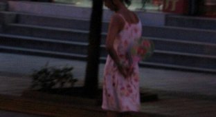  Симпатичная китайская девушка гуляет по улице (7 фото)