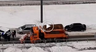 В Петербурге водители вручную перепарковали каршеринг, мешавший уборке снега