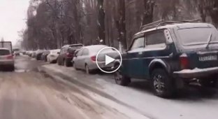 В Воронеже 10 автомобилей вмерзли в лед