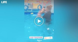 Родители в шоке от того, как тренер из Краснодара занимается с грудничком в бассейне