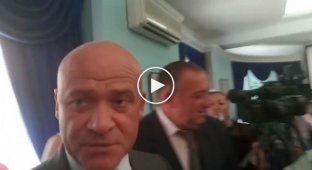 Мер Одессы Труханов вырвал с рук журналиста теелфон