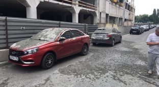 Пять легковушек попали под бетонный ливень в Воронеже (3 фото)