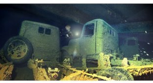 Подводное кладбище военной техники (51 фото)