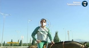 Президент Туркменистана верхом на коне осматривает пустой город