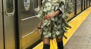 Модель Playboy спустилась в метро в платье из денежных купюр (10 фото)