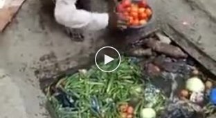 Пакистан. Уличный торговец тщательно моет от пыли и грязи овощи перед продажей