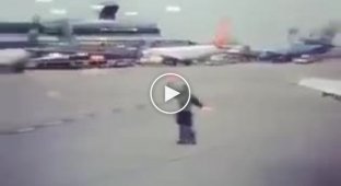 Зажигательный танец сигнальщика на взлетной полосе в Торонто попал на видео