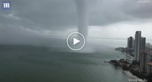 В Малайзии удалось заснять впечатляющий торнадо