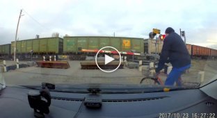 Велосипедист остановил локомотив на железнодорожном переезде
