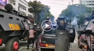 Митинги и столкновения с полицией в Джакарте — столице Индонезии