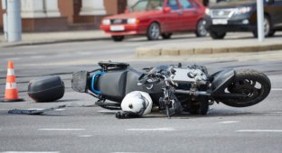 Жуткая авария в Киеве: мотоциклист сделал сальто в воздухе