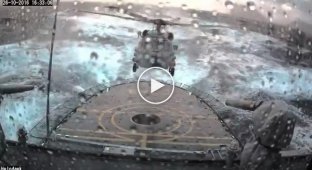 Посадка вертолета на палубу патрульного фрегата во время шторма