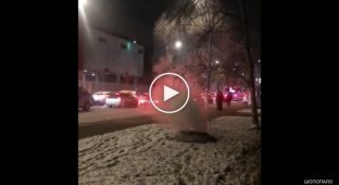 В Москве отскочившая крышка канализационного люка чуть не покалечила девушку (мат)