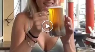 Девушка показала фокус с мгновенным исчезновением пива