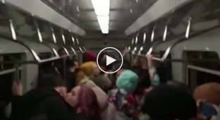 В метро Екатеринбурга 60 человек поцеловались в знак протеста против коронавирусных ограничений
