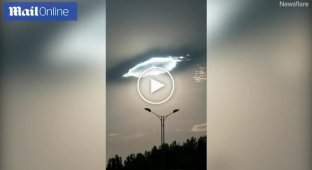 В небе над Китаем местные жители увидели «глаз Бога» видео