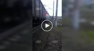 Житель Кузбасса лег спать в железнодорожную колею и не заметил, как над ним проехал поезд