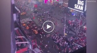 Массовая паника на Таймс-сквер в Нью-Йорке звук мотоцикла приняли за выстрелы