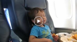 Ребенок кушает и спит