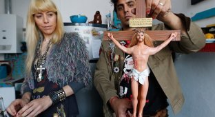 Художники превратили Барби и Кена в религиозных святых (17 фото)
