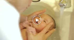 Медсестра купает малыша