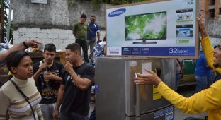 Социалистическая «оккупация» в Венесуэле: Армия захватила магазины и раздает товары почти бесплатно (15 фото)
