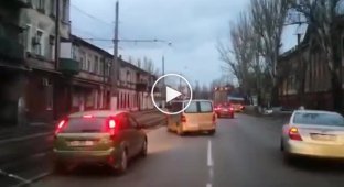 Как пропускают автомобиль скорой помощи в Одессе