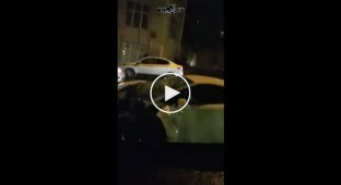 Lamborghini вылетела на встречку и протаранила припаркованный BMW в Москве