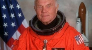 29 октября 1998 г. 22 года назад, в космический полет отправился 77-летний астронавт Джон Гленн (2 фото)
