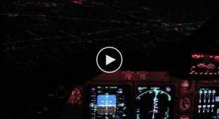 Ночной заход самолетов на посадку с видом из кабины пилотов. Посадка в Бангкоке, Таиланд