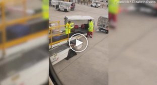 Грузчики швыряются багажом в аэропорту Манчестера