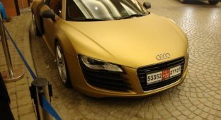Золотая Audi R8 (4 фото)