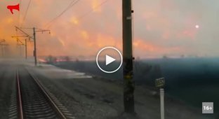 Поезд пробивается сквозь пелену дыма и огня в Приморье