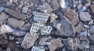 В Омской области проводят проверку сообщения о ремонте дороги мемориальными плитами с именами героев ВОВ (фото + видео)